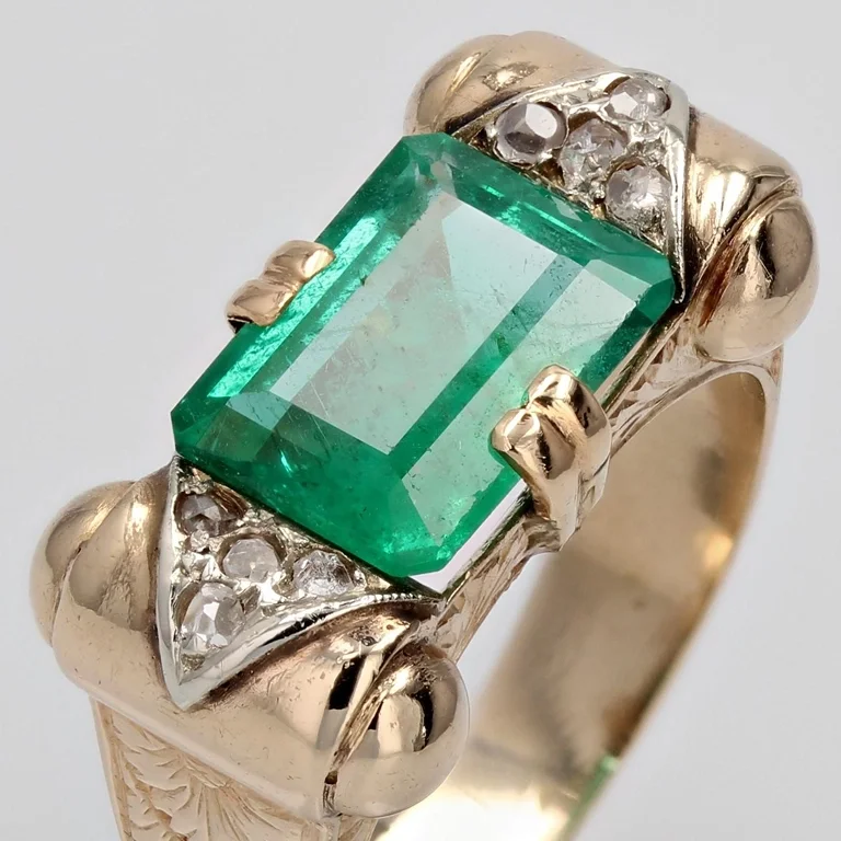 The pair of arrowheads balanced on scrolls on this 1930s Art Deco engagement ring is a testament to the archaeological influence on early 20th-century jewelry. Offered by Baume.
